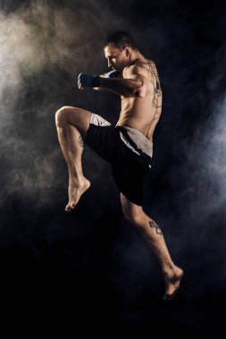Atlamada Delme kas kickbox veya muay Tay savaşçı. Duman.