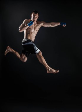 Atlamada Delme kas kickbox veya muay Tay savaşçı. Duman.