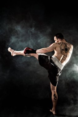 Kas kickbox veya muay Tay savaşçı duman Delme.