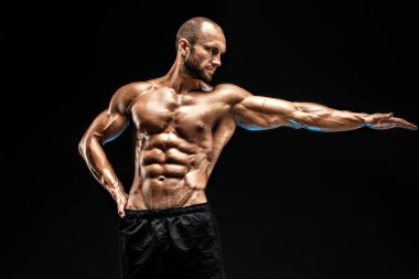 Mükemmel karın kasları, omuzları, pazıları olan güçlü bir vücut geliştirici.
