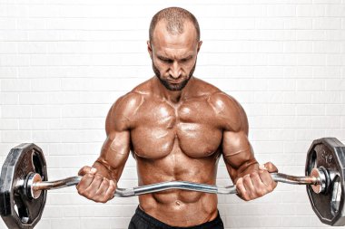 Güçlü adam ağırlık çubuklu