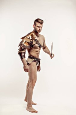 Kılıç ile yakışıklı kaslı savaşçı