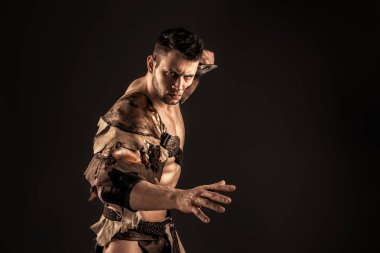 Kılıçlı, deri kostümlü bir barbar.