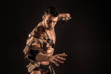 Kılıçlı, deri kostümlü bir barbar.