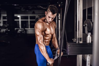 triceps için ağır egzersiz yaparak genç vücut geliştirmeci