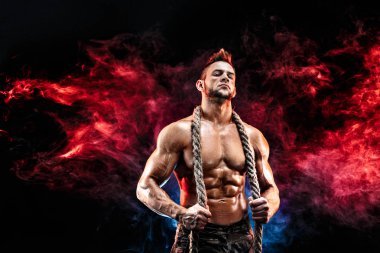 askeri pantolon ve siyah boynundaki ipi çıplak vücutla güçlü atletik adam