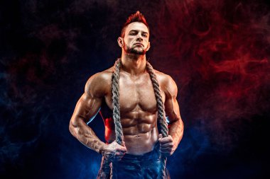 askeri pantolon ve siyah boynundaki ipi çıplak vücutla güçlü atletik adam