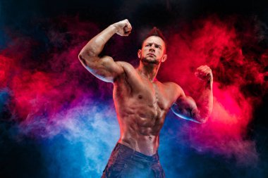 Güçlü vücut geliştirmeci adam mükemmel abs, omuzlar, pazı, triceps, göğüs ile askeri pantolon