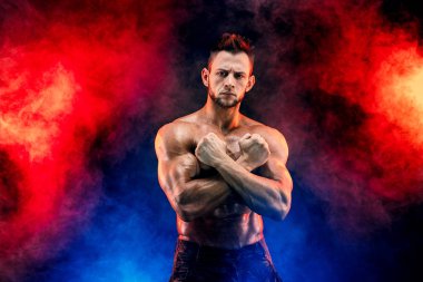 Güçlü vücut geliştirmeci adam mükemmel abs, omuzlar, pazı, triceps, göğüs ile askeri pantolon