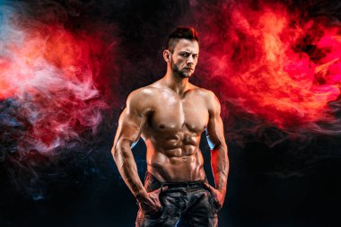 Güçlü vücut geliştirmeci adam mükemmel abs, omuzlar, pazı, triceps, göğüs ile askeri pantolon