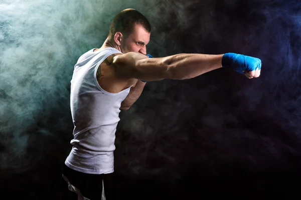 연기에 펀칭 근육 kickbox 또는 muay 타이 전투기. — 스톡 사진