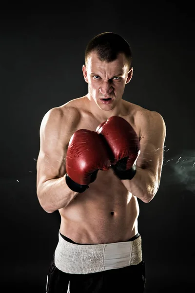 Muskulöser Kickbox oder Muay Thai, Boxkämpfer. Porträt. — Stockfoto