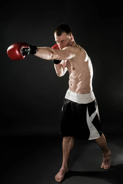 Muscular kickbox ou muay thai lutador de perfuração. — Fotografia de Stock