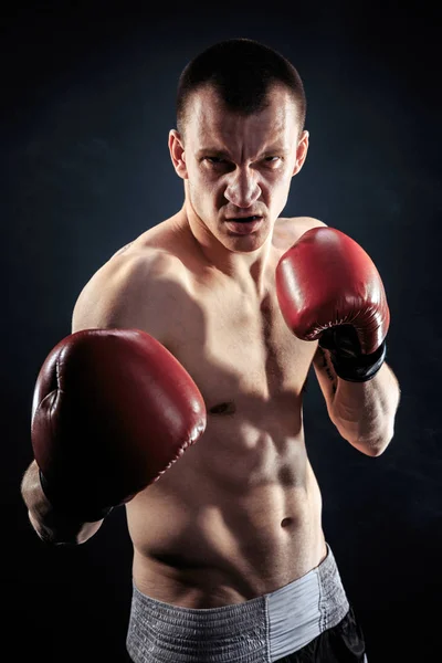 Muskulöser Kickbox oder Muay Thai Kämpfer, der in die Kamera schaut. — Stockfoto