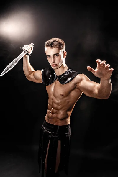 Portrait de gladiateur musclé avec épée. Isolé. Prise de vue. Fond noir — Photo