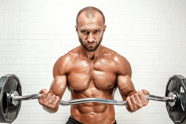 Hombre fuerte con barra de peso —  Fotos de Stock