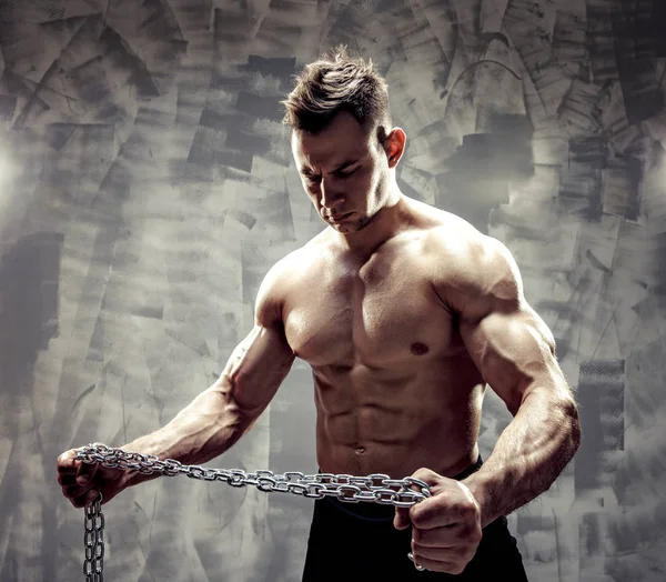 Den perfekta manliga kroppen - awesome bodybuilder poserar — Stockfoto
