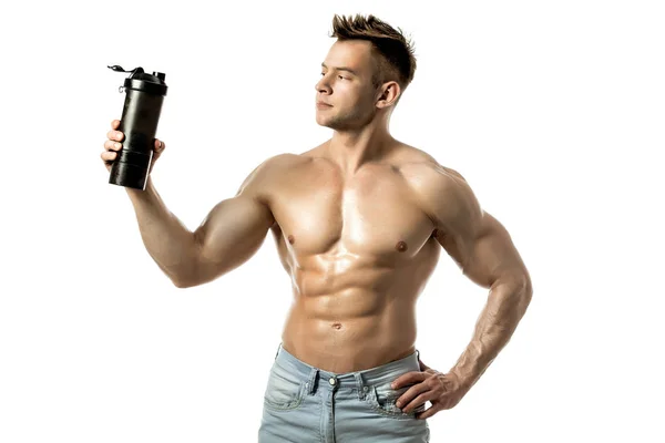 Muskulös man med protein drink i shaker över vit bakgrund — Stockfoto