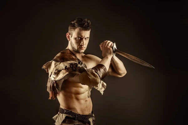 Суворий варвар у шкіряному костюмі з мечем — стокове фото