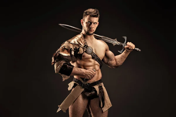 Retrato de guerrero enojado en ropa de cuero con espadas —  Fotos de Stock