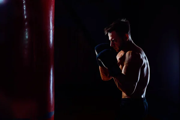 Boxeador y saco de boxeo — Foto de Stock