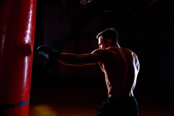 Boxeador y saco de boxeo — Foto de Stock