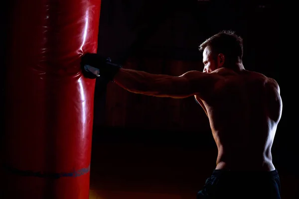 Boxeador y saco de boxeo — Foto de Stock