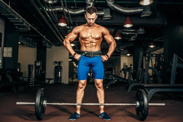 Culturiste fort se préparant pour l'haltérophilie de haltère dans la salle de gym , — Photo