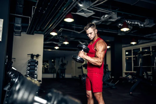 Spor salonunda ağır siyah halter kaldırma kararlı vücut geliştirmeci. — Stok fotoğraf