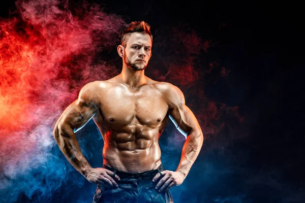 Stark bodybuilder mannen i militärbyxor med perfekta abs, axlar, biceps, triceps, bröst — Stockfoto