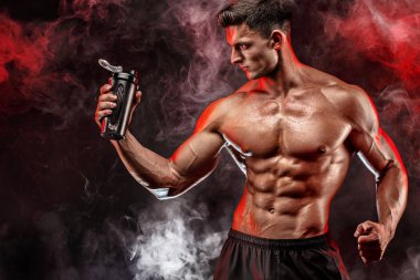 Protein kas adam içki shaker koyu duman arka plan üzerinde