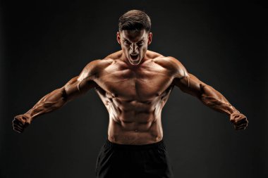 Vücut geliştirici pozu. Güzel sporcu erkek gücü. Fitness kaslı adam