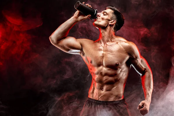 Protein kas adam içki shaker koyu duman arka plan üzerinde