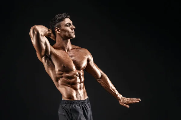 Culturista posando. Hermoso chico deportivo poder masculino. Hombre musculoso fitness — Foto de Stock