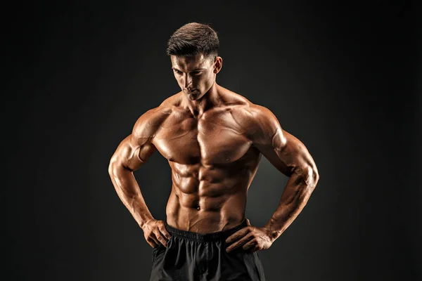 Bodybuilder posiert. Schöner sportlicher Typ mit männlicher Power. Fitness muskulöser Mann — Stockfoto