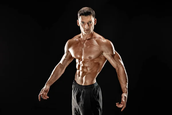 Bodybuilder posiert. Schöner sportlicher Typ mit männlicher Power. Fitness muskulöser Mann — Stockfoto