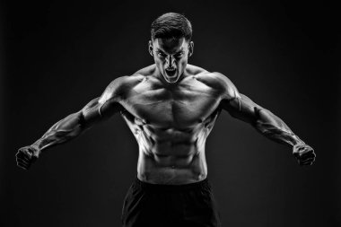 Vücut geliştirici pozu. Güzel sporcu erkek gücü. Fitness kaslı adam