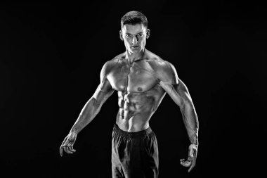 Vücut geliştirici pozu. Güzel sporcu erkek gücü. Fitness kaslı adam