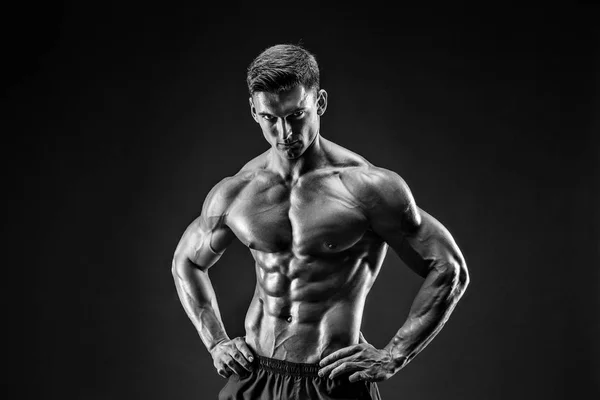 Bodybuilder posiert. Schöner sportlicher Typ mit männlicher Power. Fitness muskulöser Mann — Stockfoto