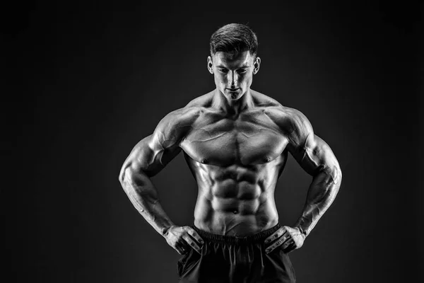 Bodybuilder posing. Beautiful sporty guy male power. Fitness muscled man — Stock Photo, Image