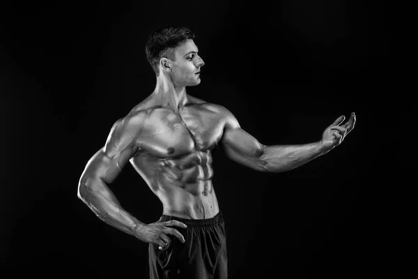 Bodybuilder θέτει. Όμορφη αθλητικός τύπος ανδρική δύναμη. Γυμναστήριο μυώδης άνθρωπος — Φωτογραφία Αρχείου