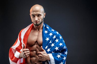 Kel güçlü vücut geliştirmeci Studio Amerikan bayrağı portresi. İzole.