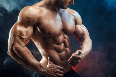 Tanınmayan güçlü vücut geliştirmeci adamla mükemmel abs, omuzlar, pazı, triceps, göğüs