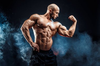 Mükemmel karın kasları, omuzları, pazıları, kasları ve göğsü olan güçlü bir vücut geliştirici.