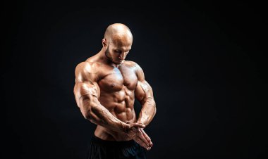 Vücut geliştirici pozu. Güzel sporcu erkek gücü. Fitness kaslı adam