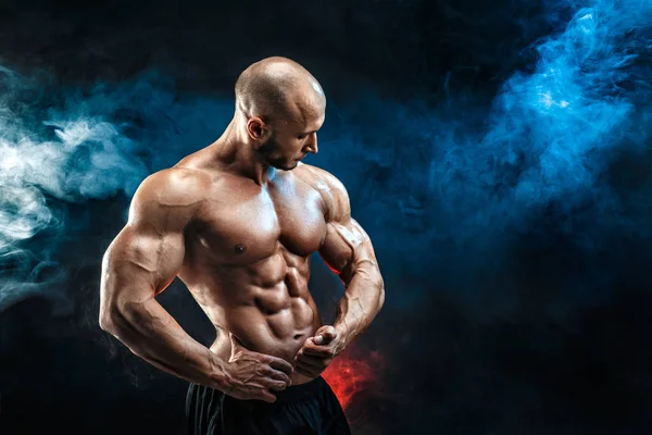 Hombre fuerte culturista con abdominales perfectos, hombros, bíceps, tríceps, pecho —  Fotos de Stock