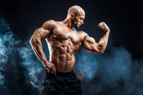 Forte bodybuilder uomo con addominali perfetti, spalle, bicipiti, tricipiti, petto — Foto Stock