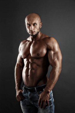 Vücut geliştirici pozu. Güzel sporcu erkek gücü. Fitness kaslı adam