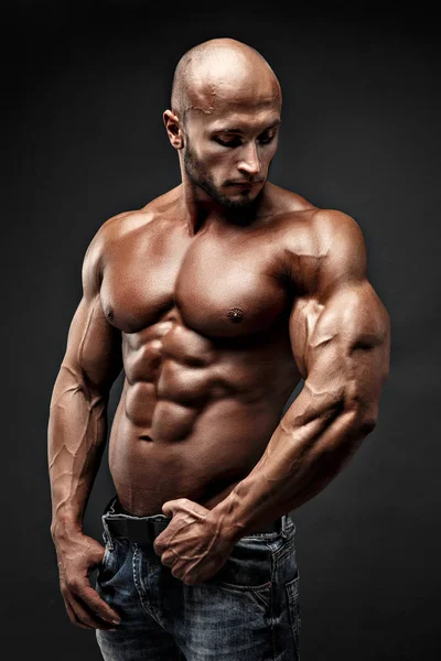 Vücut geliştirici pozu. Güzel sporcu erkek gücü. Fitness kaslı adam
