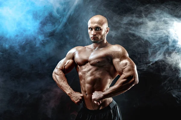 Forte bodybuilder uomo con addominali perfetti, spalle, bicipiti, tricipiti, petto — Foto Stock